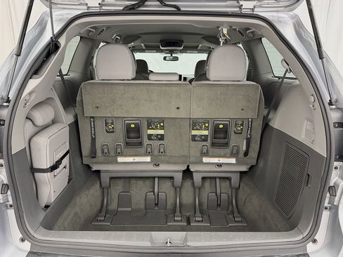 Used 2017 Toyota Sienna XLE image 28