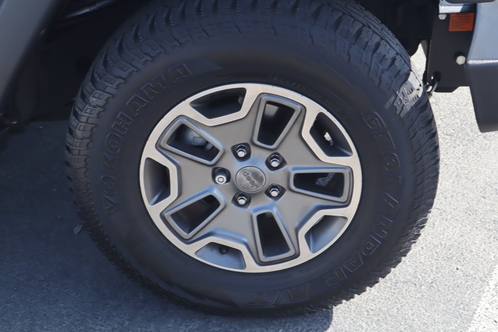 Used 2018 Jeep Wrangler Unlimited Rubicon w/ Connectivity Group AWD/4WD image 13