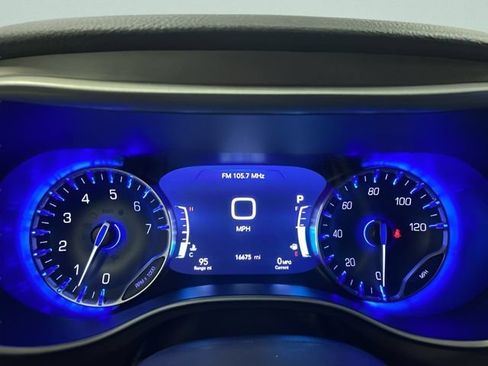 Used 2025 Chrysler Pacifica Select AWD/4WD image 11