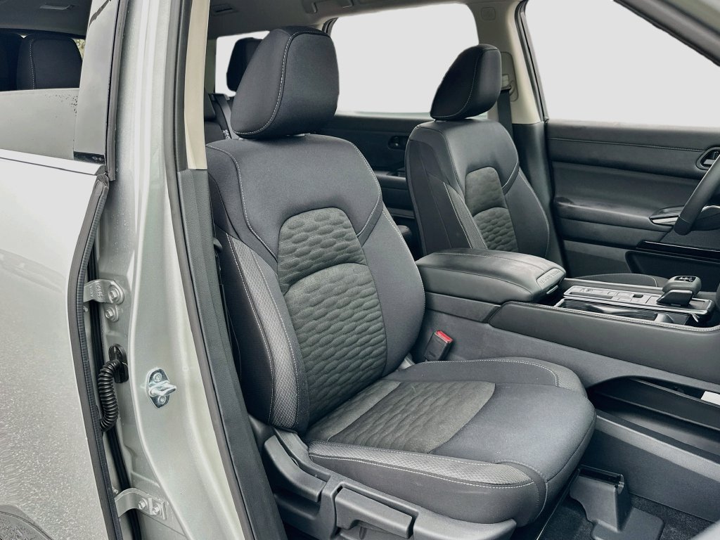 Used 2025 Nissan Pathfinder SV w/ Black Appearance Package FWD image 28