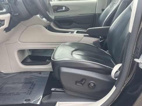 Used 2023 Chrysler Pacifica Limited FWD image 15