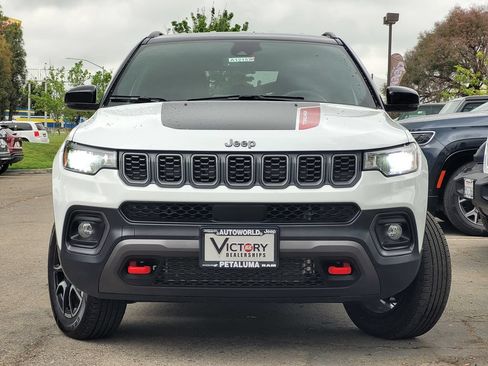 Used 2025 Jeep Compass Trailhawk w/ Trailer Tow Group AWD/4WD image 2