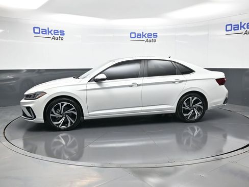 Used 2025 Volkswagen Jetta SEL image 5