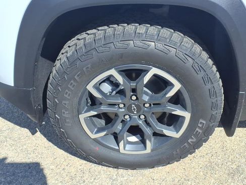 New 2026 Chevrolet Equinox ACTIV w/ Convenience Package III image 9