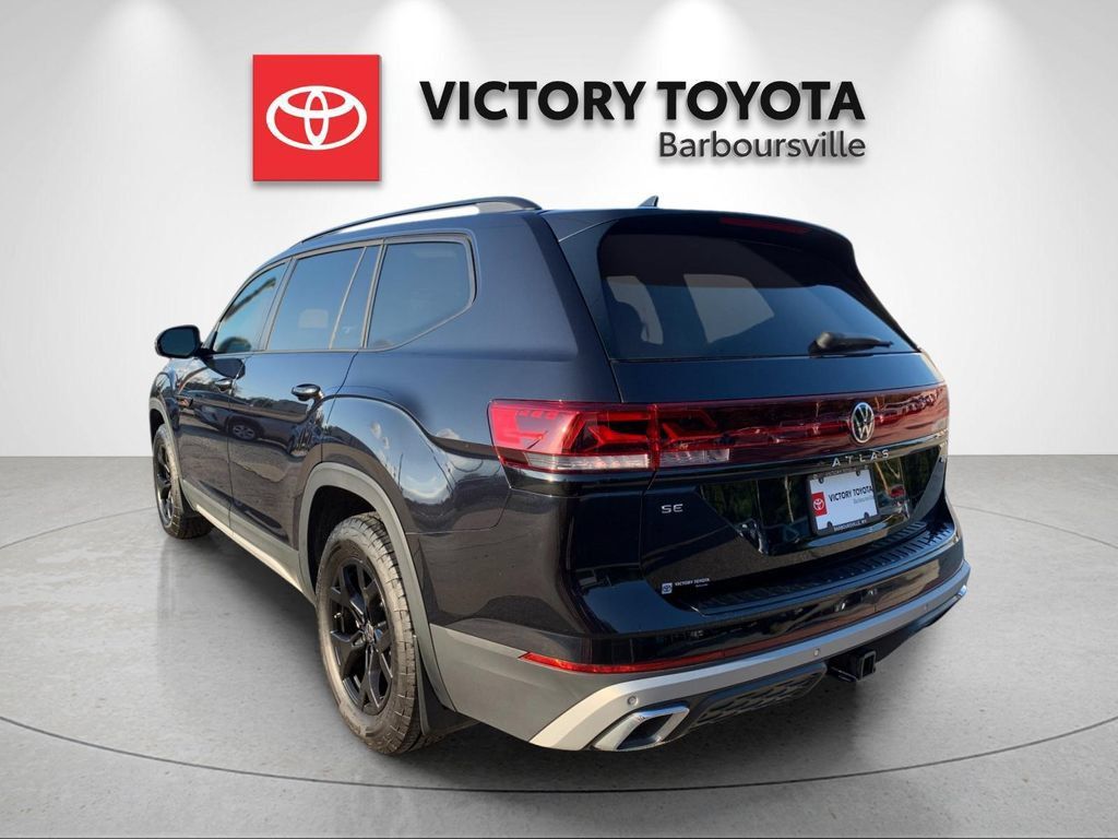Used 2025 Volkswagen Atlas Peak Edition SE AWD/4WD image 3