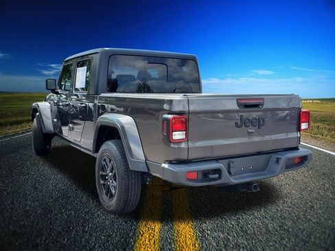 Used 2022 Jeep Gladiator Sport AWD/4WD image 2