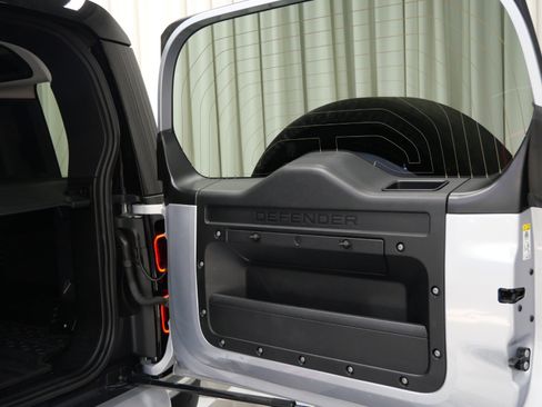 Used 2020 Land Rover Defender 110 First Edition image 41