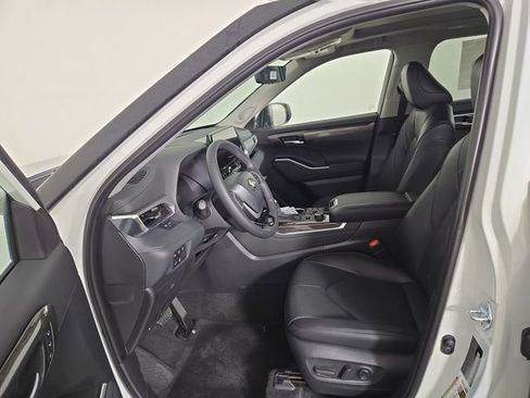 Used 2025 Toyota Highlander Platinum image 13
