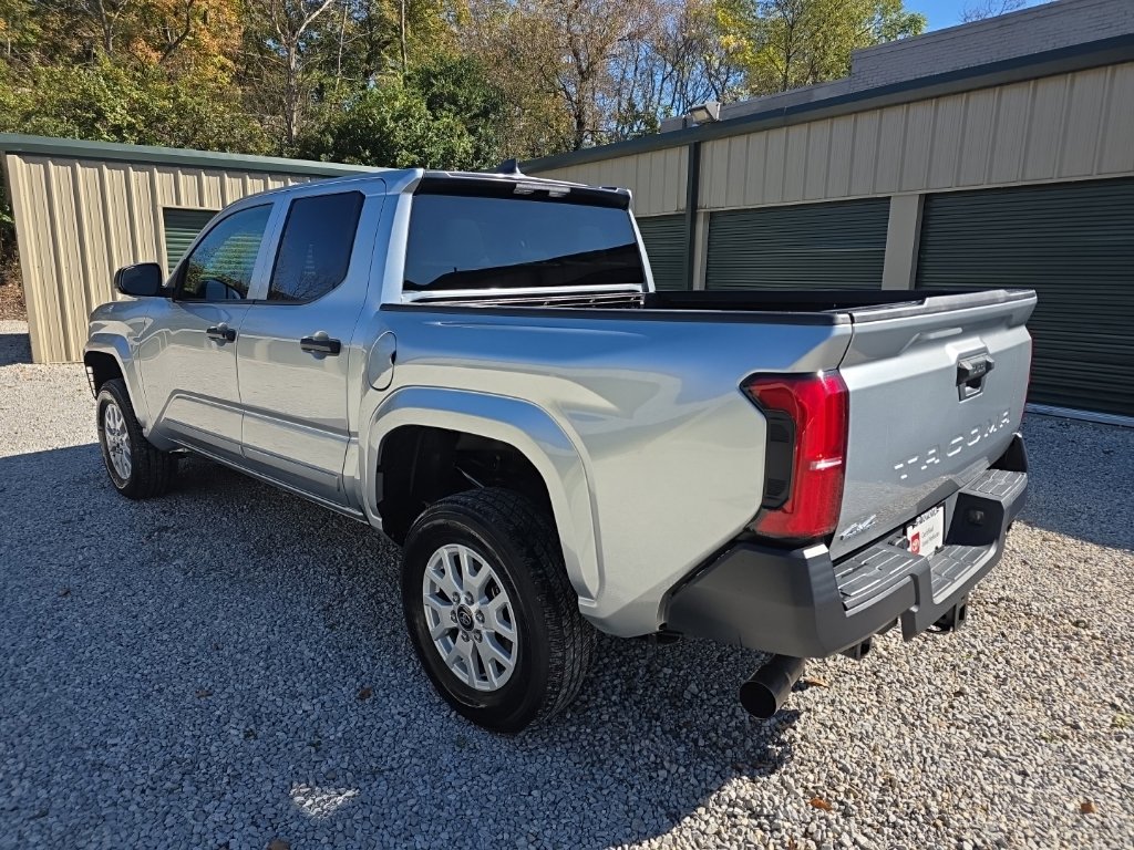 Used 2025 Toyota Tacoma SR AWD/4WD image 4