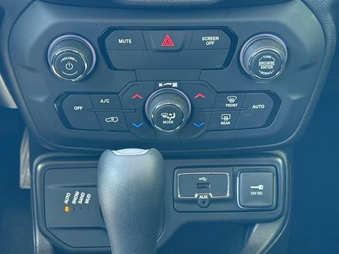 Used 2020 Jeep Renegade Altitude AWD/4WD image 19
