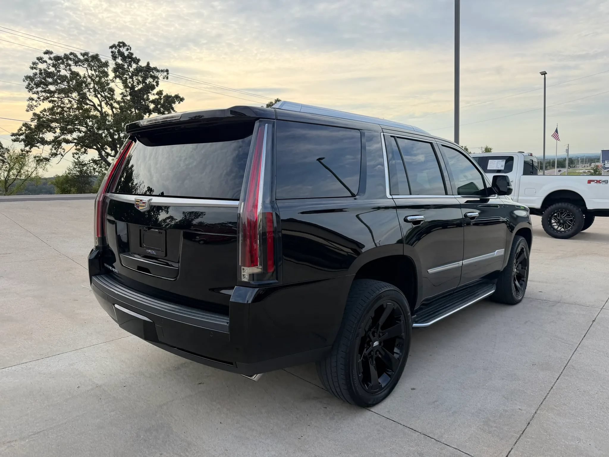 Used 2019 Cadillac Escalade Luxury AWD/4WD image 9