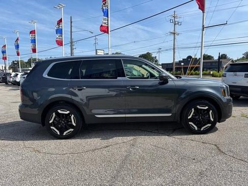 Used 2024 Kia Telluride EX w/ EX Captain's Chair Package AWD/4WD image 2