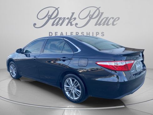 Used 2017 Toyota Camry SE w/ Moonroof Package FWD image 3