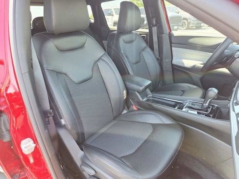 Used 2025 Jeep Compass Latitude w/ Sun & Sound Group AWD/4WD image 17