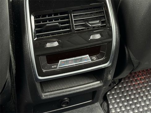 Used 2022 BMW X5 M50i w/ Premium Package image 28