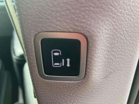 Used 2022 Chrysler Pacifica Touring-L FWD image 34