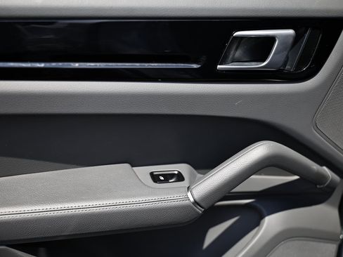 Used 2022 Porsche Cayenne Platinum Edition image 25