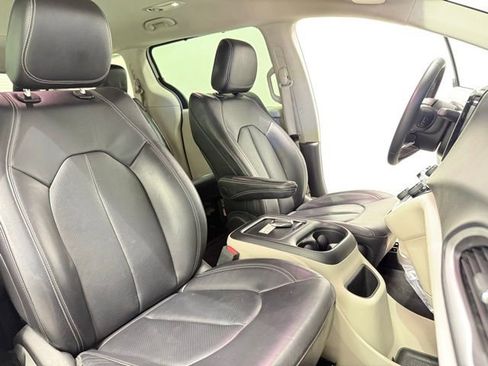 Used 2023 Chrysler Pacifica Touring-L image 31