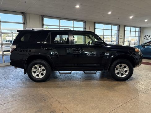 Used 2016 Toyota 4Runner SR5 AWD/4WD image 3