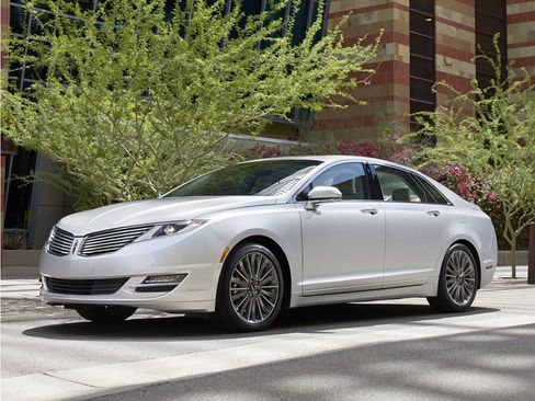 Used 2013 Lincoln MKZ FWD image 2