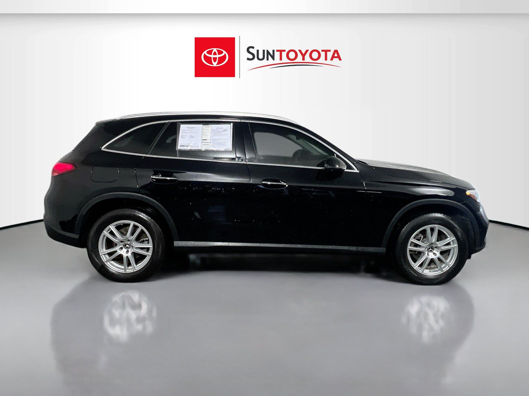 Used 2023 Mercedes-Benz GLC 300 4MATIC w/ Exclusive Trim Package image 2