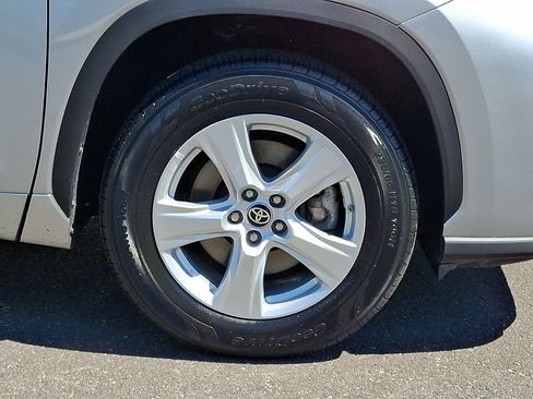 Certified 2025 Toyota Highlander LE FWD image 8