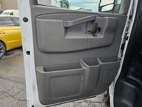 Used 2017 Chevrolet Express 2500 RWD image 18