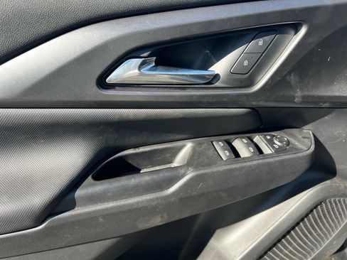 Used 2025 Chevrolet Equinox EV LT image 11