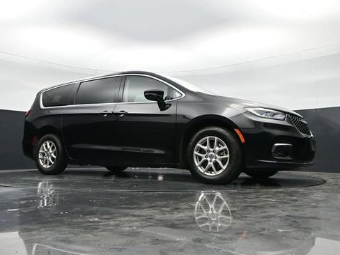 Used 2024 Chrysler Pacifica Touring-L FWD image 39