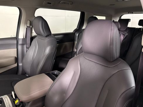 New 2026 Kia Carnival FWD image 18