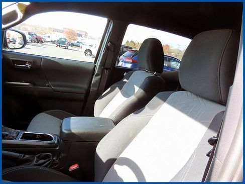 Used 2021 Toyota Tacoma TRD Sport image 14