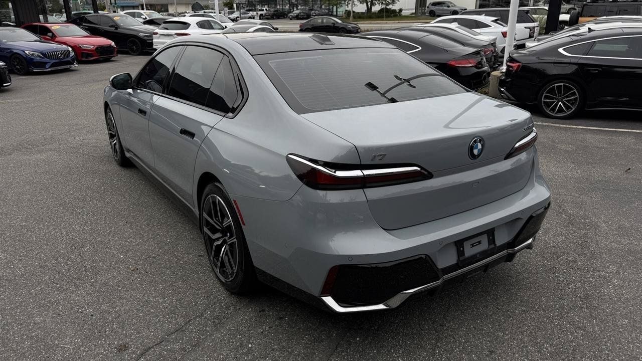 Used 2023 BMW i7 xDrive60 AWD/4WD image 13