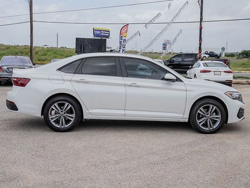 Used 2023 Volkswagen Jetta SE FWD image 4