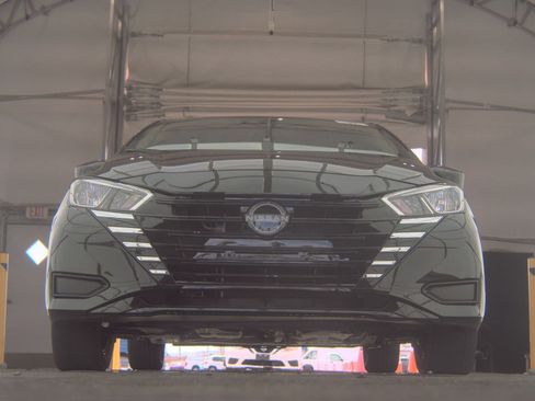 Used 2023 Nissan Versa SV image 4