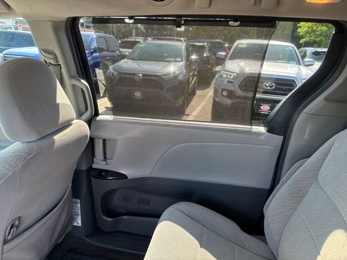 Used 2018 Toyota Sienna LE AWD/4WD image 37