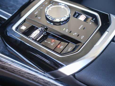 Used 2026 BMW 750e xDrive w/ Premium Package AWD/4WD image 16