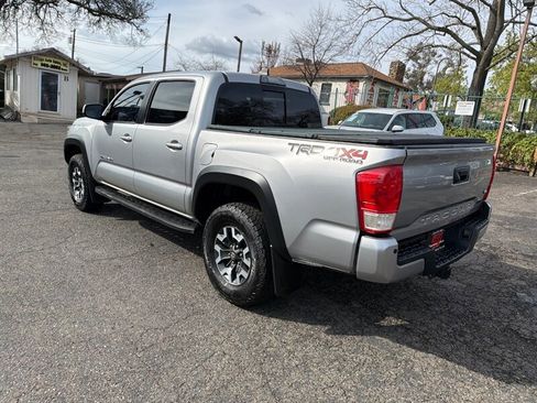 Used 2017 Toyota Tacoma TRD Off-Road w/ Premium & Technology Package AWD/4WD image 11