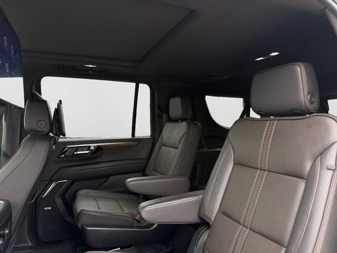 Used 2025 Chevrolet Suburban High Country AWD/4WD image 9