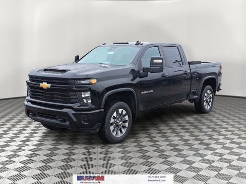 Used 2024 Chevrolet Silverado 2500 Custom w/ Custom Value Package image 2