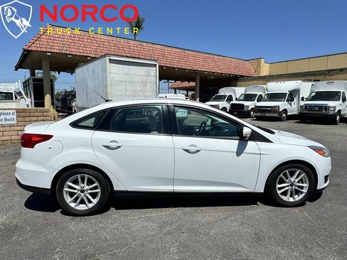 Used 2015 Ford Focus SE FWD image 1
