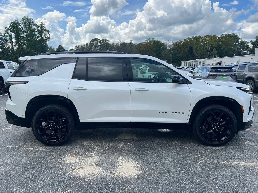 Used 2025 Chevrolet Traverse RS w/ LPO, Floor Liner Package FWD image 2
