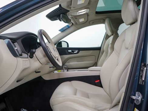 Used 2024 Volvo XC60 B5 Plus image 19