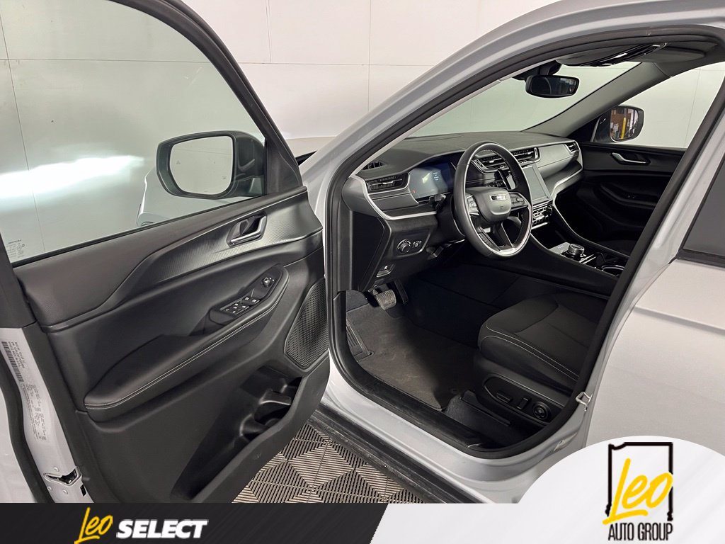 Used 2023 Jeep Grand Cherokee Laredo w/ Luxury Tech Group I RWD image 9