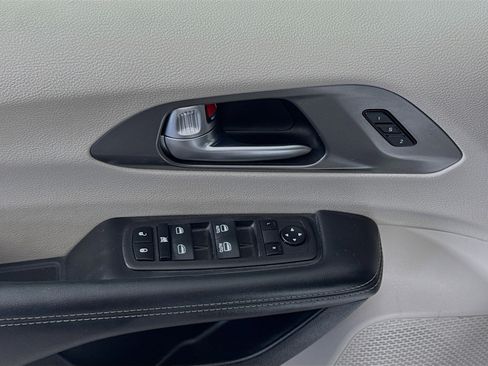 Used 2023 Chrysler Pacifica Touring-L image 24