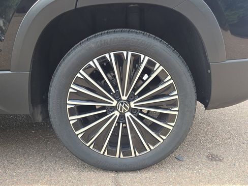 Used 2025 Volkswagen Taos SE image 19