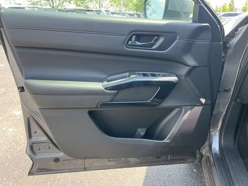 Used 2025 Nissan Pathfinder SV AWD/4WD image 25