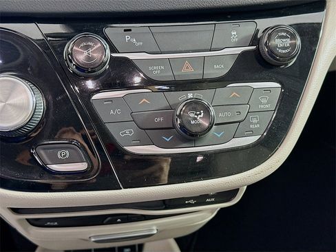 Used 2017 Chrysler Pacifica Touring-L Plus image 15