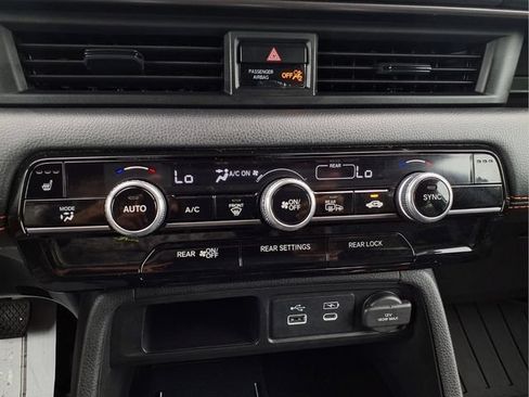 Used 2025 Honda Pilot TrailSport image 35