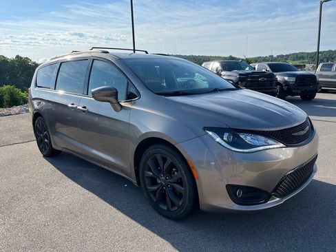 Used 2018 Chrysler Pacifica Limited FWD image 2