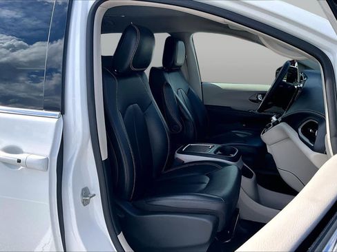 Used 2024 Chrysler Pacifica Limited FWD image 9